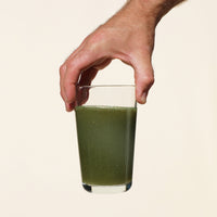 Glas fullt av supergreens, spirulina, vetegräs, chlorella KIANO